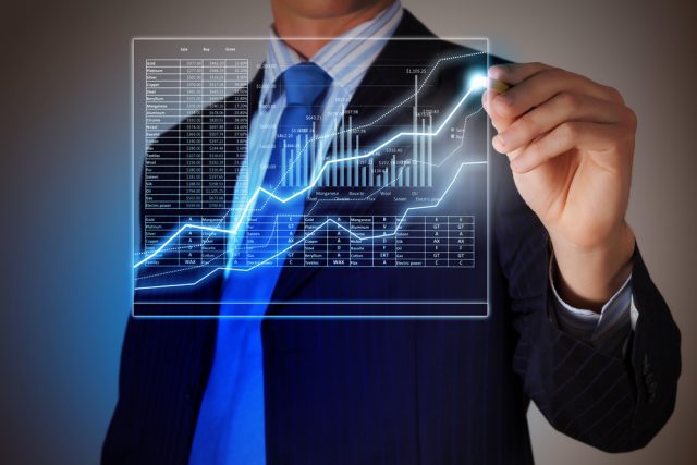 Hombre con gráfico de ventas Hombre señalando gráfico de ventas
